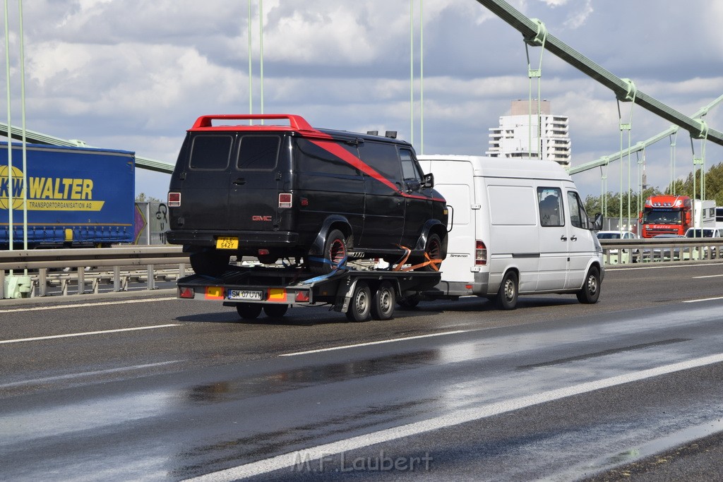 Schwerer LKW VU PKlemm A 4 Rich Olpe auf der Rodenkirchener Bruecke P437.JPG - Miklos Laubert